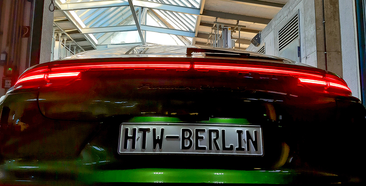 Auto mit dem Nummernschild "HTW Berlin"