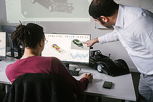 Professor und Student an einem PC bei einer Übung zur Fahrzeugsimulation